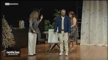 Casa cheia no Teatro Baltazar Dias para assistir «O que nos havia de cair em cima» (vídeo)