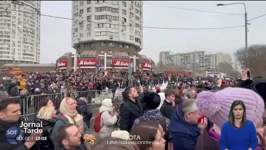 «No tenemos miedo.»  La multitud despidió a Alexei Navalny bajo vigilancia policial