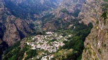 Imagem de Jovem casal de turistas franceses em dificuldades
