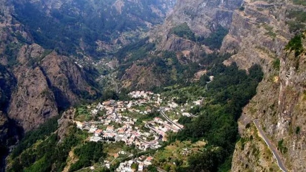 Imagem de Jovem casal de turistas franceses em dificuldades