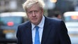 Covid-19: Boris Johnson adia próxima etapa de desconfinamento