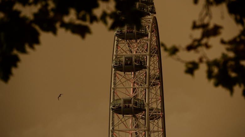 Imagem de O fenómeno que pintou os céus de Londres de laranja