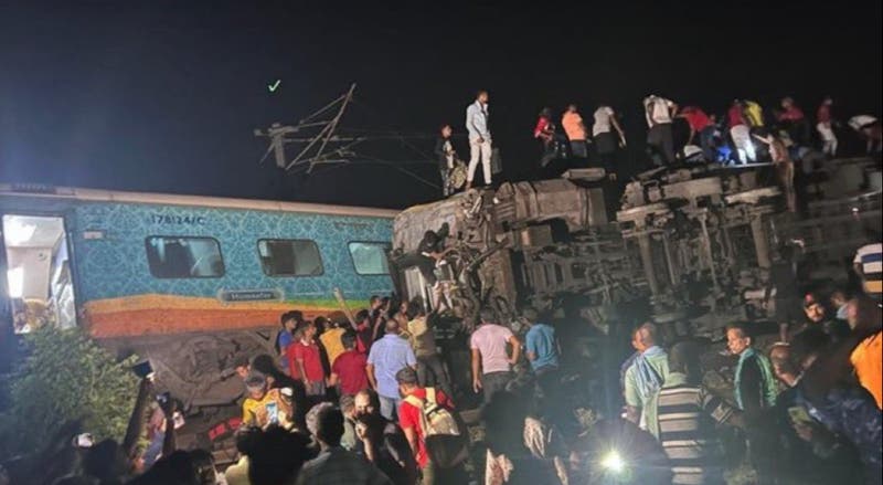 Colisão entre comboios na Índia faz pelo menos 50 mortos