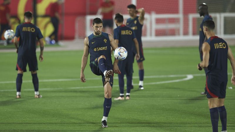 Imagem de Nuno Mendes e Otávio falham treino de Portugal