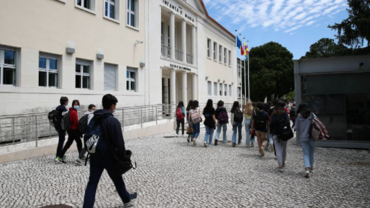 Imagem de Escolas precisam de verbas e pessoal para plano de recuperação