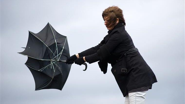 Imagem de Madeira sob avisos amarelo e laranja no domingo