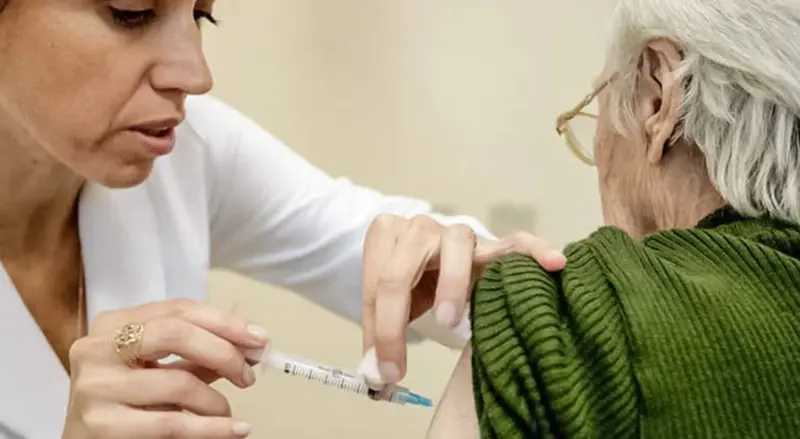 Maiores de 70 anos começaram a ser convocados para vacinação contra a covid-19
