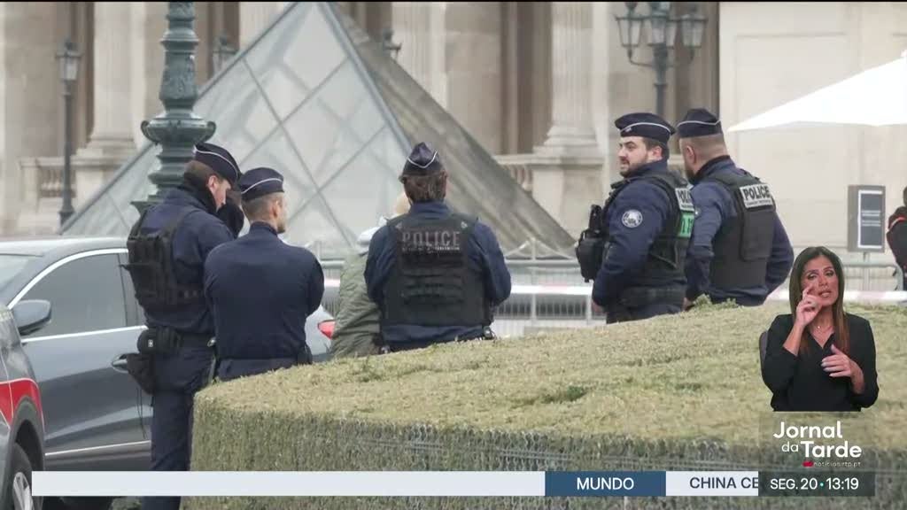 Museu do Louvre de portas fechadas após assalto de domingo