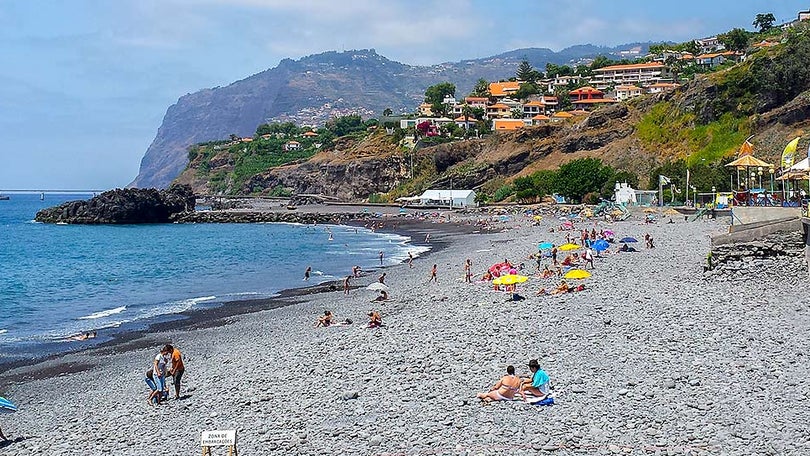 Imagem de Praias e complexos balneares devem reabrir a 15 de maio