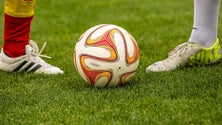 Imagem de Campeonato da primeira liga de futebol continua se data de recomeço (Vídeo)