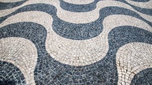 Imagem de Calçada portuguesa homenageada em coleção dos CTT