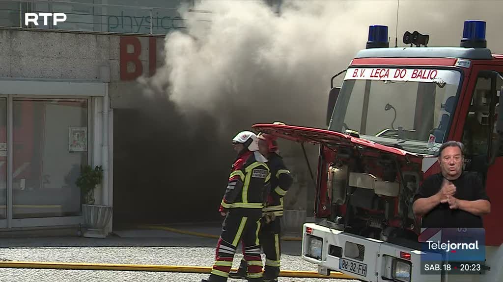 Imagem de Incêndio em Matosinhos obriga dezenas de moradores a sair de casa