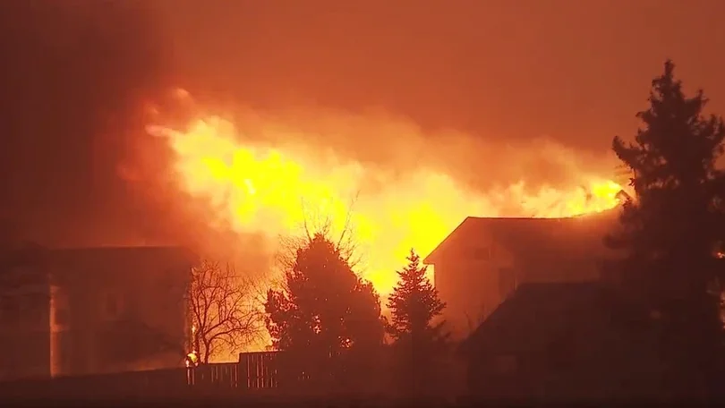 Milhares de pessoas recebem ordem para sair de casa por causa dos incêndios no Colorado