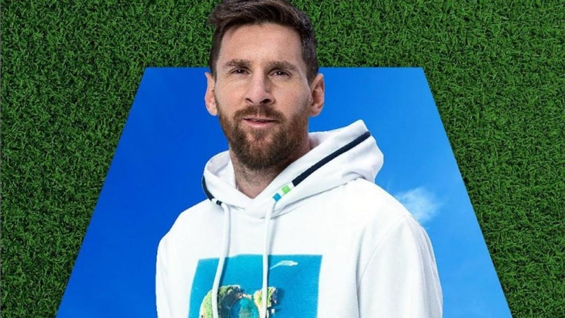 Imagem de Messi lança linha de roupa onde aparece paisagem dos Açores