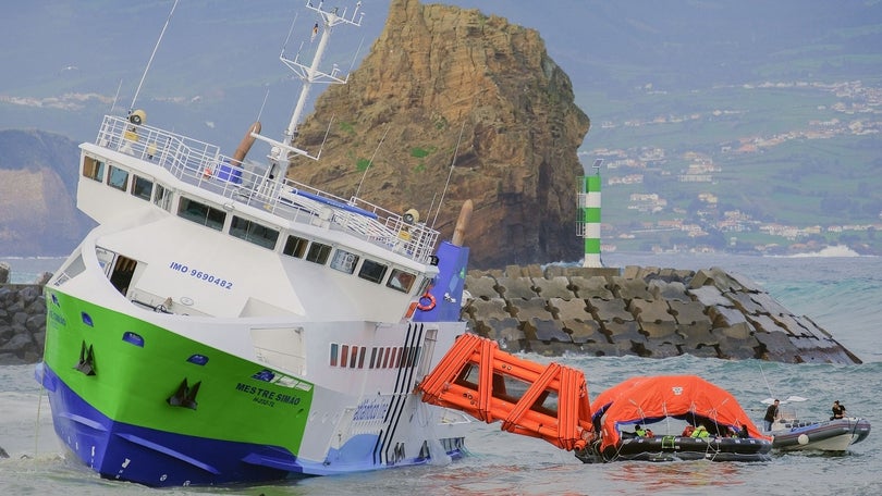 Imagem de Remoção do navio encalhado pode levar cinco meses