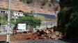 Derrocada interdita rua junto à Ribeira de João Gomes