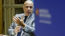 Imagem de Cafôfo anuncia reforço de serviços consulares em Estugarda