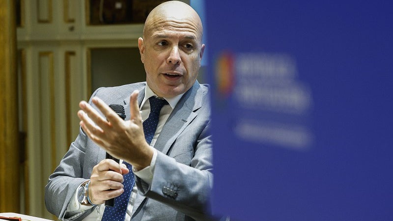 Imagem de Cafôfo anuncia reforço de serviços consulares em Estugarda
