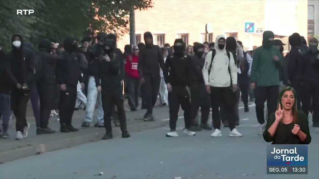 Imagem de Estudantes em França continuam a bloquer escolas