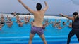 Imagem de Dezenas de pessoas foram a banhos no 1.º dia do ano no Complexo Balnear do Lido (vídeo)