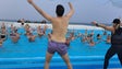 Dezenas de pessoas foram a banhos no 1.º dia do ano no Complexo Balnear do Lido (vídeo)