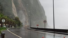 Chuva desaloja várias pessoas (vídeo)