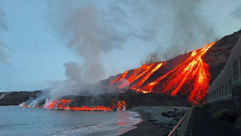 Novo rio de lava da erupção de La Palma chega ao Atlântico