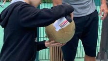 Imagem de Ronaldo ofereceu botas de futebol e uma bola a uma criança com cancro