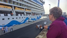 Imagem de Porto lotado com três navios recebidos com «Bailinho da Madeira»