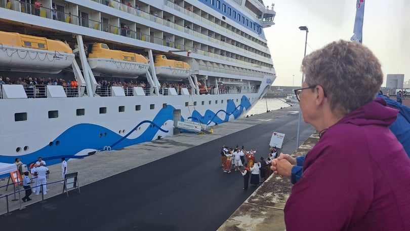Imagem de Porto lotado com três navios recebidos com «Bailinho da Madeira»