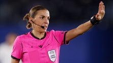 Stéphanie Frappart será a primeira mulher a arbitrar um jogo de qualificação