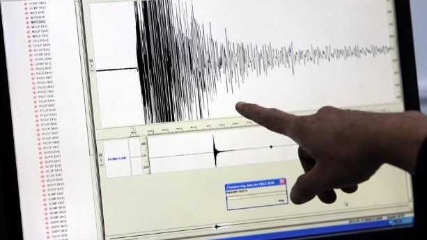 Sismo de 7,6 abala as Filipinas, alerta de tsunami emitido