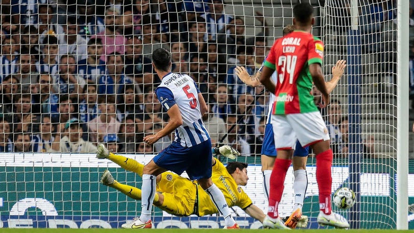 Imagem de Porto esmaga Marítimo a abrir liga