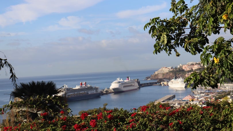 Porto do Funchal continua cheio, com a estreia do «Ambience» e dois navios pernoitantes