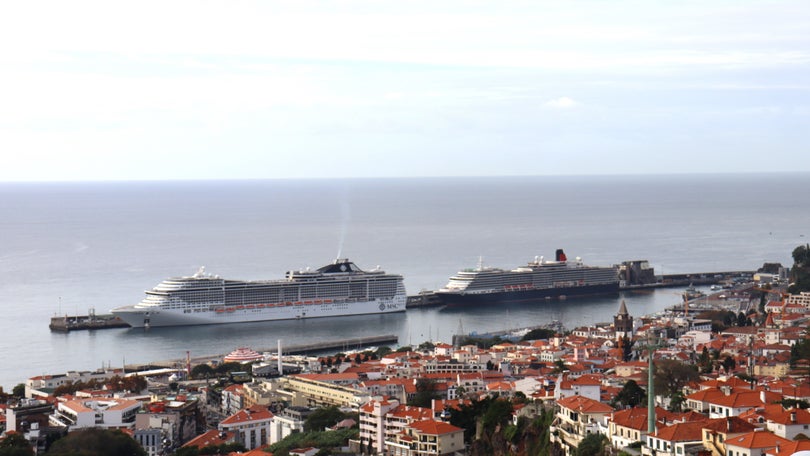 Porto do Funchal com dois navios, um deles em turnaround