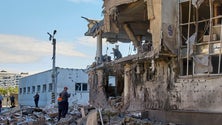 Imagem de Rússia retoma bombardeamentos perto de central nuclear apesar de riscos
