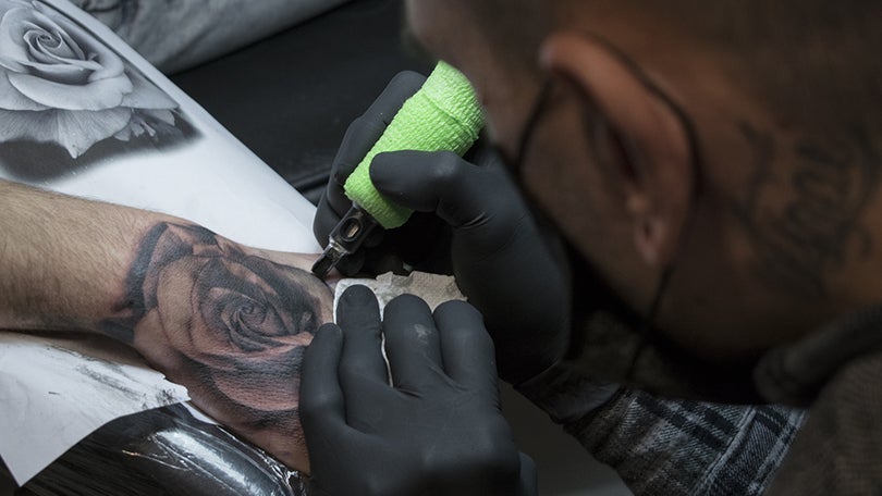 Tatuadores querem saber quando é que vão poder voltar a trabalhar