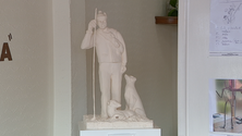 Imagem de Escultura de homenagem ao pastor (vídeo)