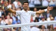 Imagem de Djokovic vence em Wimbledon e iguala recorde
