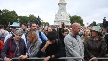 Imagem de Buckingham é íman para multidão permanente