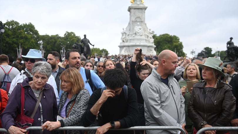 Buckingham é íman para multidão permanente