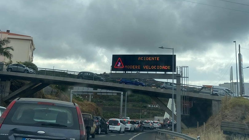 Imagem de Trânsito condicionado na via rápida