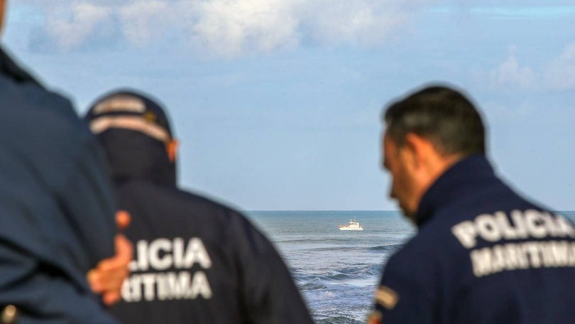 Imagem de Corpo do ator José Mora Ramos encontrado a flutuar junto à Gruta do Galo