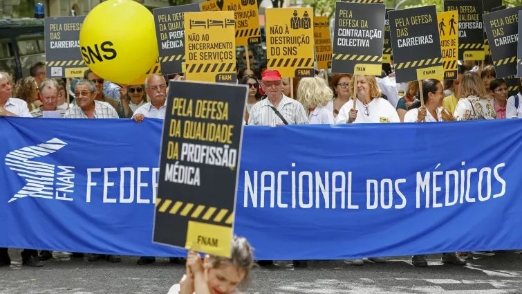 Imagem de Federação Nacional dos Médicos suspende greve
