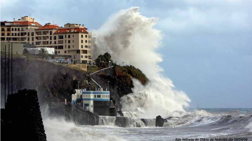 Imagem de Alerta vermelho para a agitação marítima