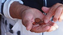 Imagem de Diferença entre ricos e pobres baixa em Portugal