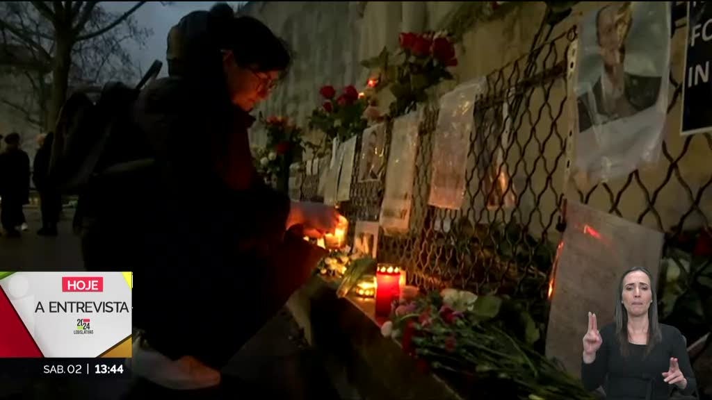 Tributos a Navalny. Centenas de pessoas saem à rua em Moscovo