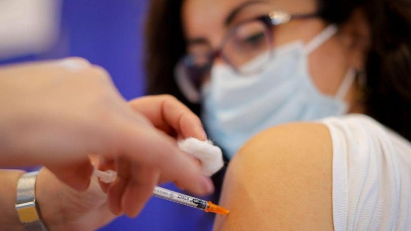 Imagem de Pessoas com vacinação completa com menos risco de morte