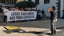 Manifestação em frente à Assembleia contra o preço da habitação (áudio)