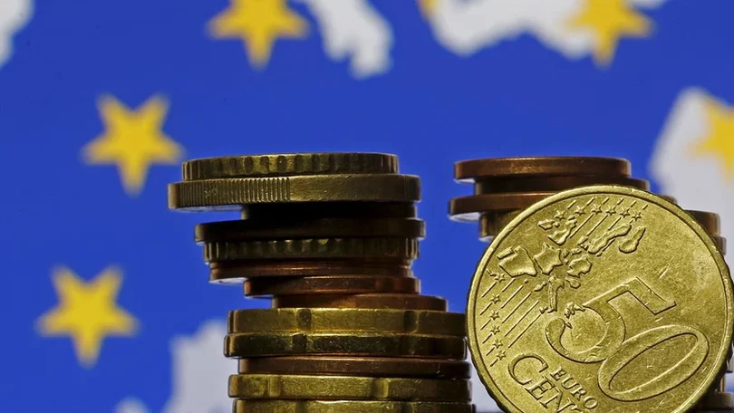 Euro cede e cai para barreira dos 1,05 dólares